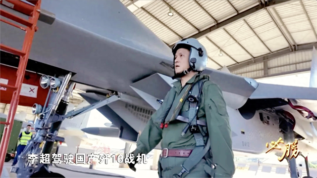 15米内倒飞锁双机！歼-16这波操作贴脸杀，把F-22整不会了？