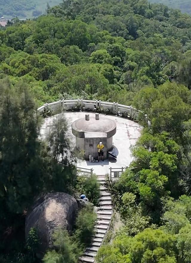 厦门东坪山碉堡观景台，可远眺大小金门及大担岛，看日出绝佳地点