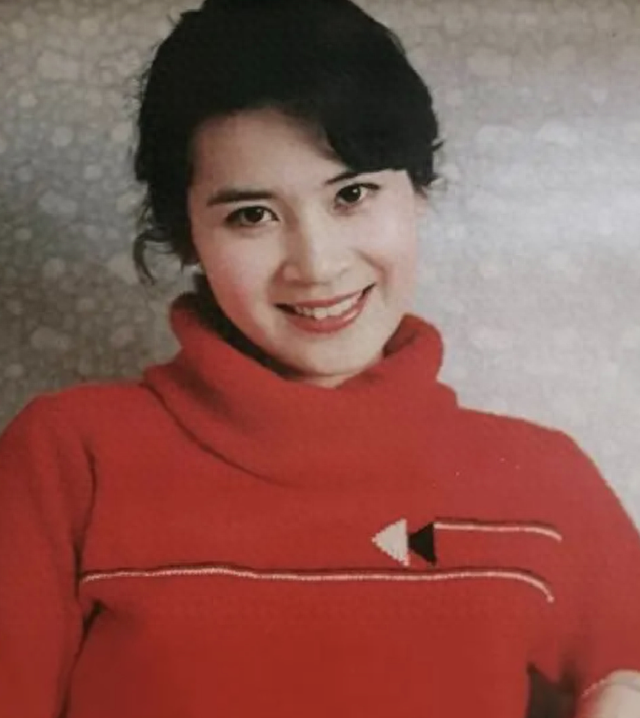 她是著名的国家一级演员，被特许享正军级待遇，如今仍是单身
