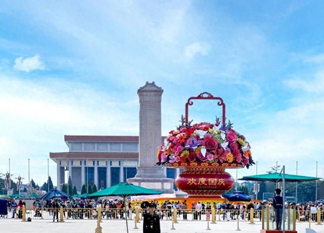 天安门广场国庆大花篮+长安街沿线花坛实拍图→