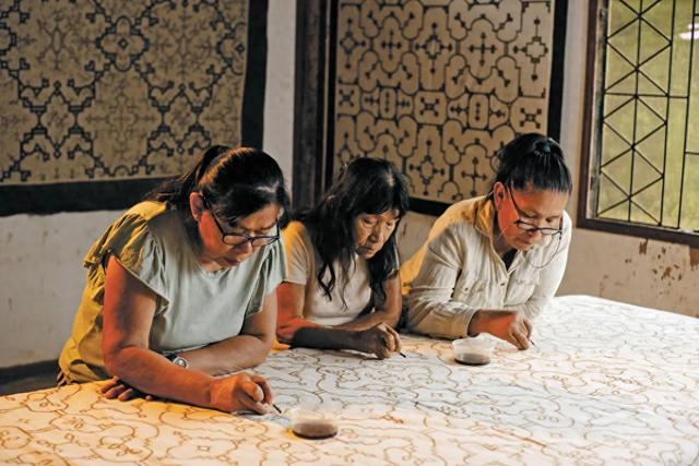 从蚊帐的幻象到族群的旗帜:萨拉·弗洛雷斯的kené世界