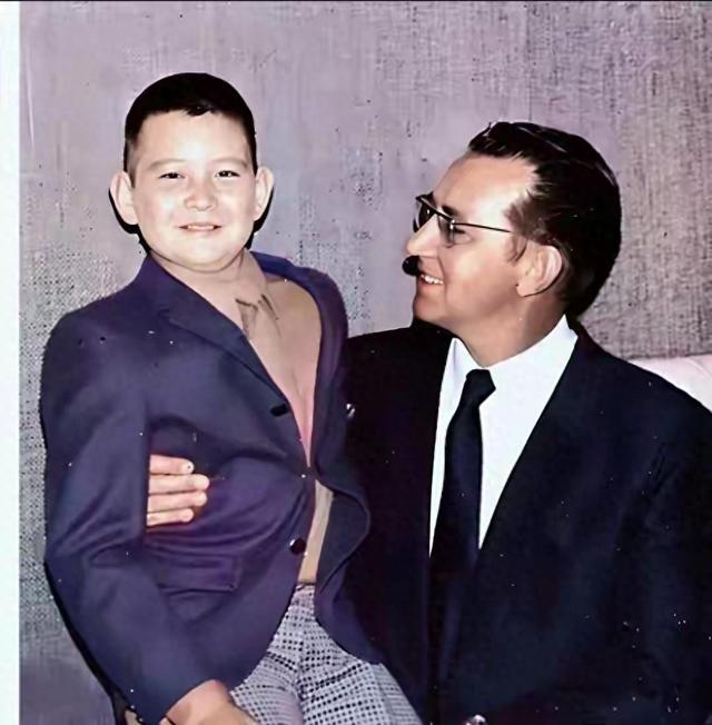 费翔小时候与他父亲费伟德的一张珍贵合影，拍摄于上世纪60年代末