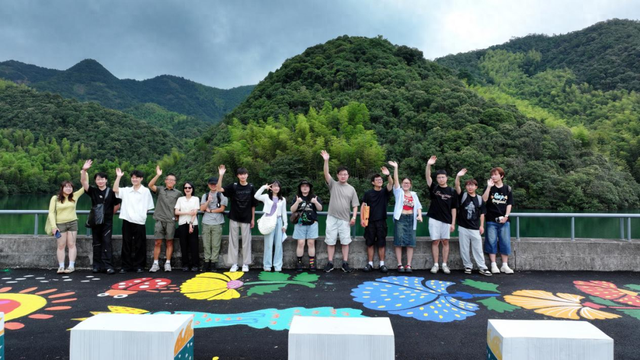 当 AI 画笔遇上青山绿：这场公众实践活动用数字光影绘就生态村的“两山密码”