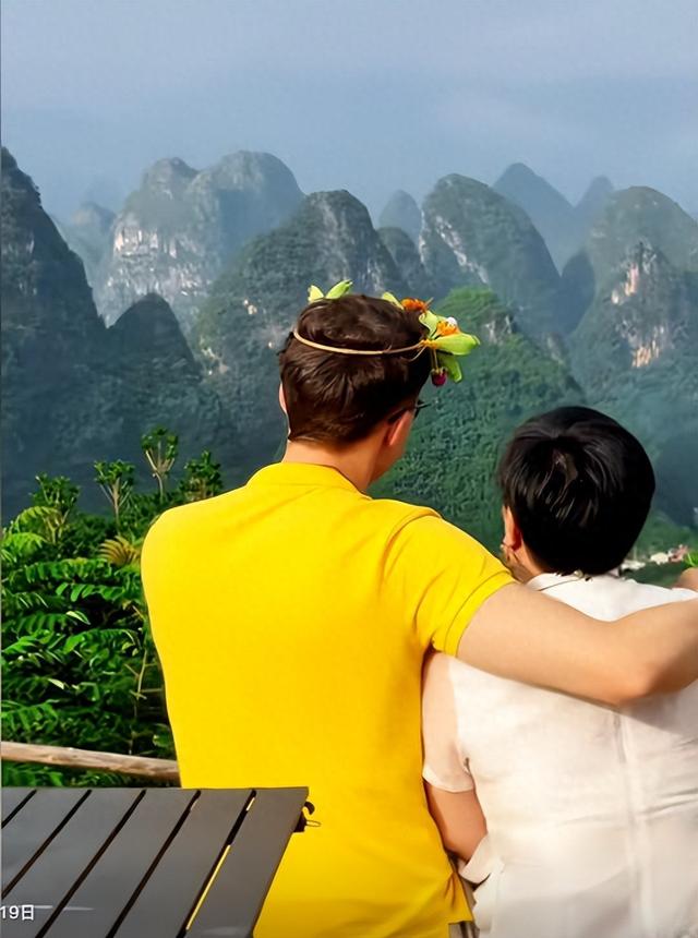 爱情乱了年纪！46岁大妈嫁儿子同学，绝经前怀混血儿，现生活幸福