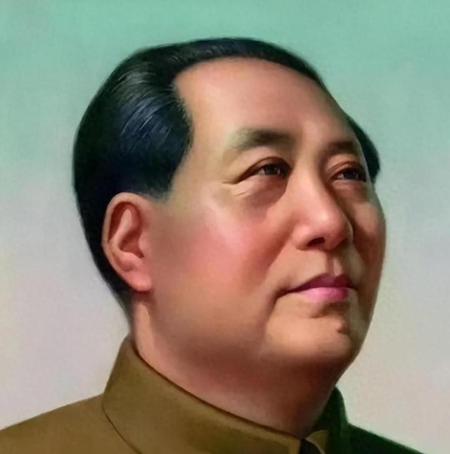 天安门悬挂第四版毛主席像，市民质疑：毛主席怎么只有一只耳朵？