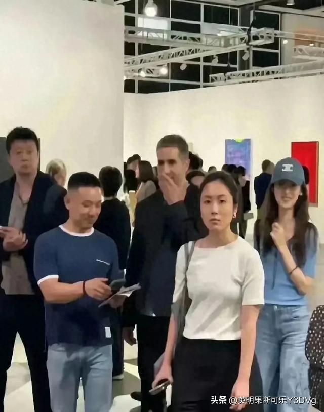 刘强东老婆现实模样长这样，身材瘦小，没料！