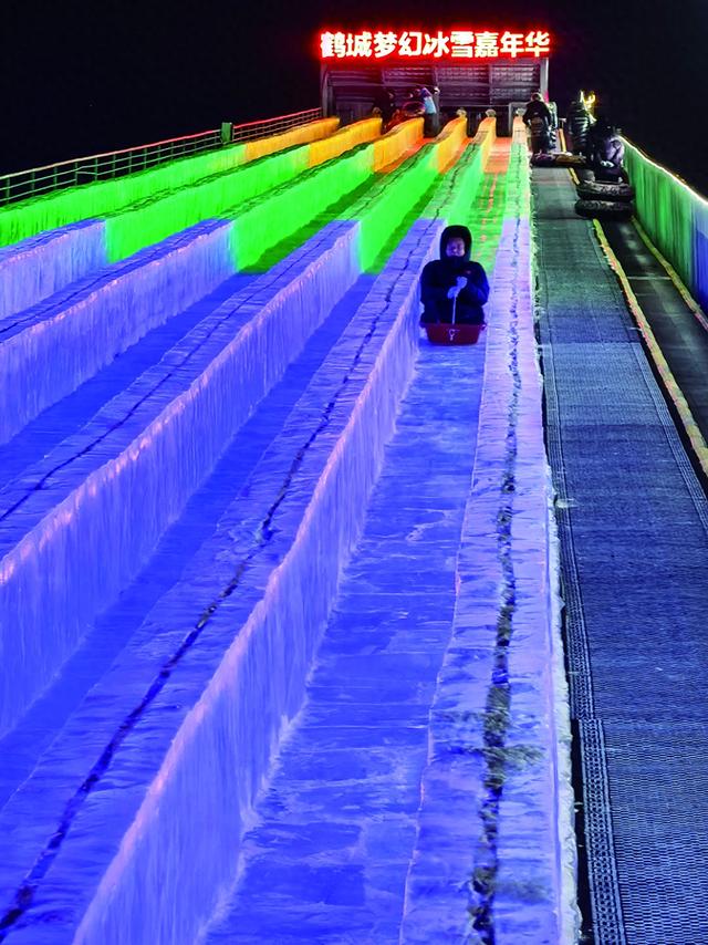 齐齐哈尔：冰雪与欢乐的激情碰撞 ——市星河湾梦幻冰雪嘉年华试营业首日见闻