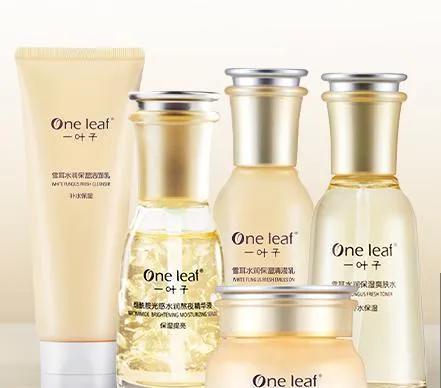 一叶子水乳适合年龄（一叶子护肤品怎么样雪耳水润保湿套装使用效如何）
