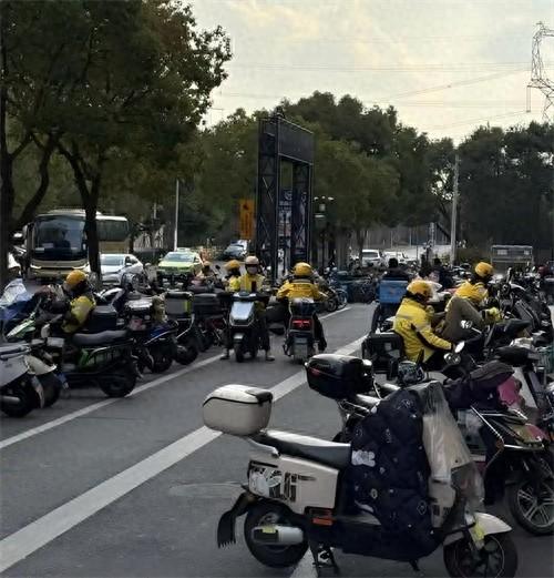 彩云网评：外卖小哥“防疲劳”，不能只靠算法