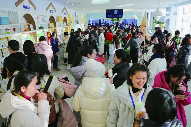 齐齐哈尔：锦鹤观光牧场迎来冬日旅游小高峰