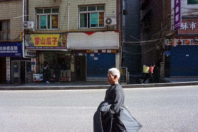 坚韧地背负日常苦难，这才是中国人的活法丨记者手记