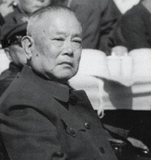 李先念为毛主席守灵时，假借散心离开大会堂，私下和一人秘密见面