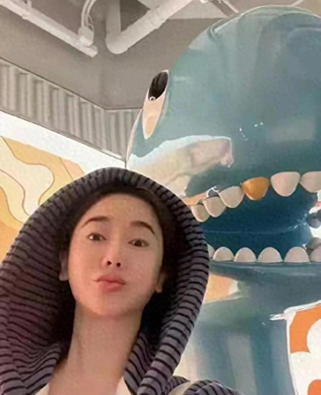 48岁左小青穿瑜伽裤健身，没有一点赘肉，明星也不容易啊