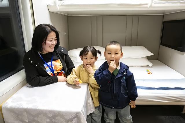 特色旅游列车解锁丝路“夕发朝至”新体验