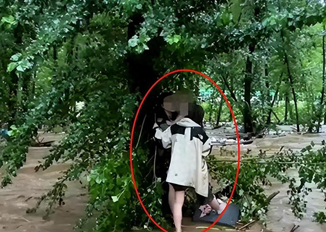 10人露营遇难后续：身份曝光，幸存女孩痛哭：有2次机会不听劝！
