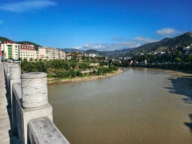新郎最新后续：家属透露自杀原因，与新娘在婚车争吵	，未领结婚证