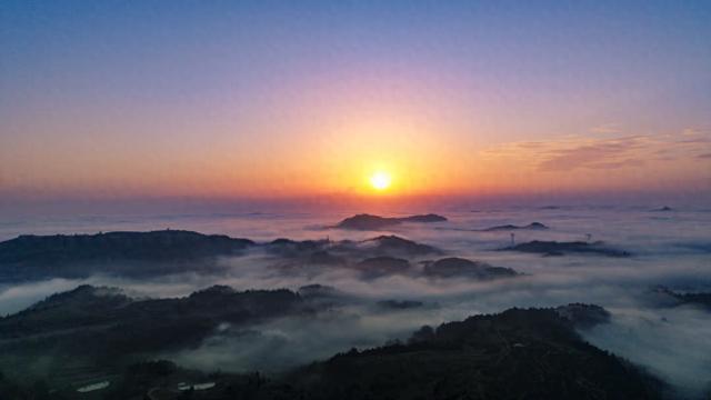 云海披金辉 山巅揽盛景