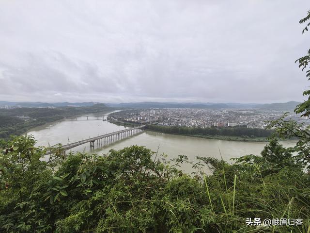 七律•游阆中古城有怀