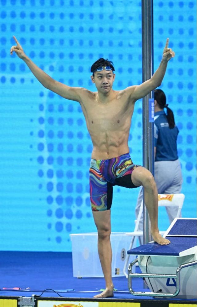 十五运泳池上演“神仙打架”，18岁张展硕再力压孙杨潘展乐，这匹黑马憋了多少大招？