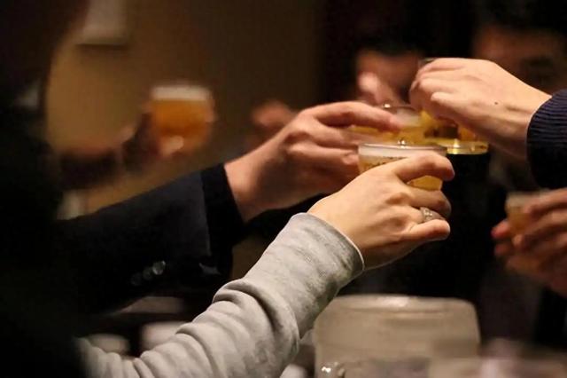 医生发现：男性若长期不喝酒，用不了多长时间，身体或有7大改变