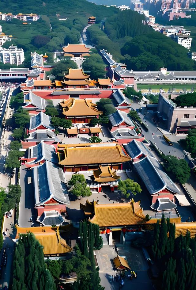 《金陵一对. 联连中国》上联: 雍和法镜六根潜龙福地；