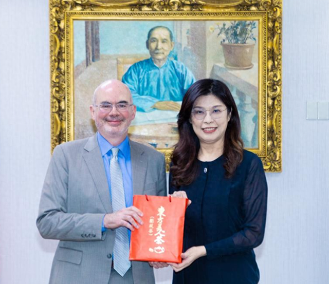 果然不出大陆所料，郑丽文与美方代表会面，美国表态让赖清德死心