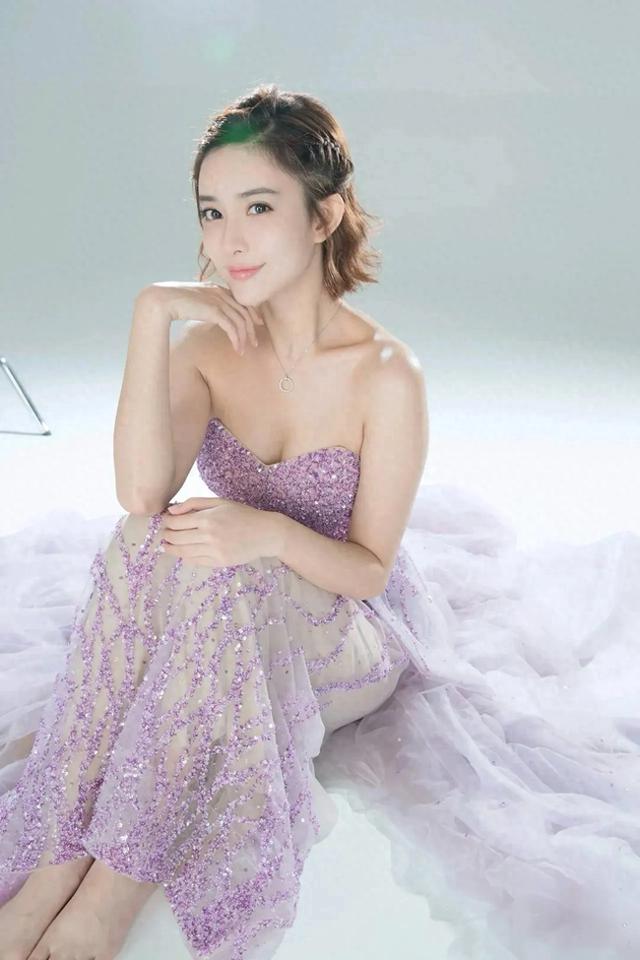 孟子义留甜美短发,身穿一袭紫色抹胸微透视裙,温婉可人很是迷人