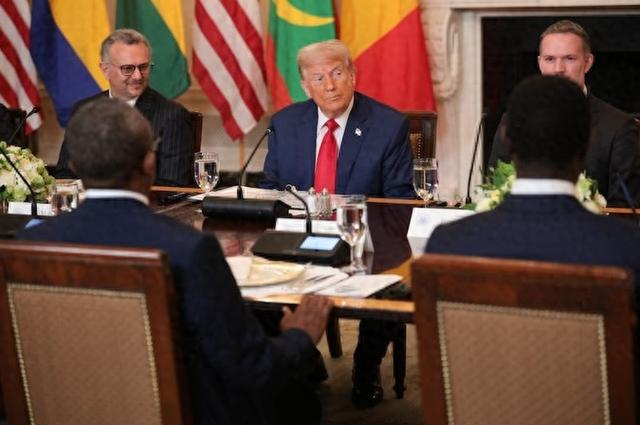 翻车了……特朗普夸利比里亚总统英语好，被嘲英语本就是其官方语言，网友直呼尴尬