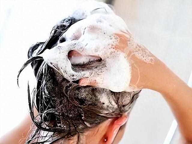 上海一女子用“硫磺皂”洗头，坚持半年后	，出现了这4个变化