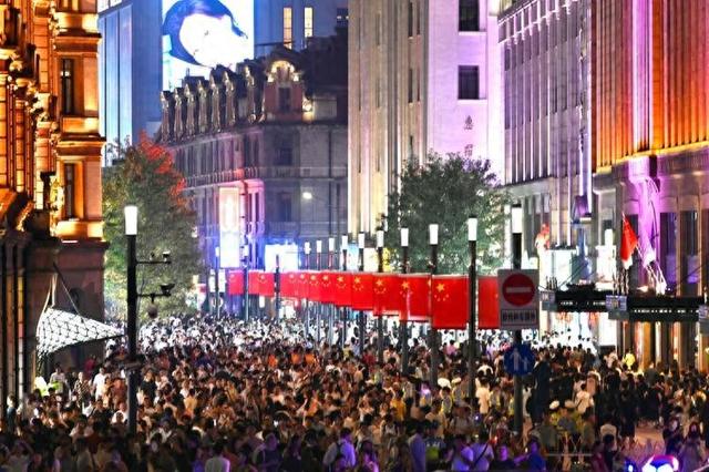 美国网友：中国不可怕，可怕的是中国凌晨三点钟，街道上还全是人