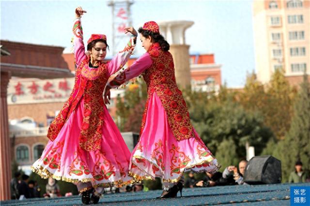 被沙漠环绕的新疆小县城-盖麦提，当地人能歌善舞，舞姿优美飘逸