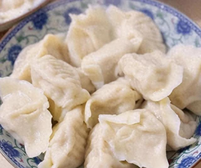 白菜饺子，调馅别再用盐杀水了	，学会一招，不出水，还鲜嫩！