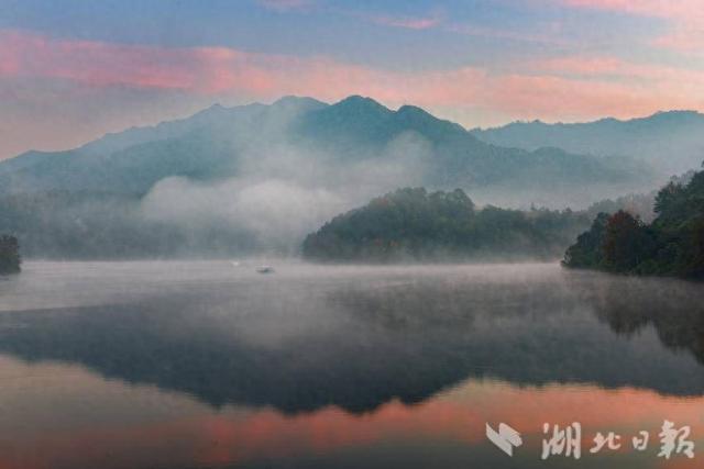 蕲春：碧水丹枫九潭湖