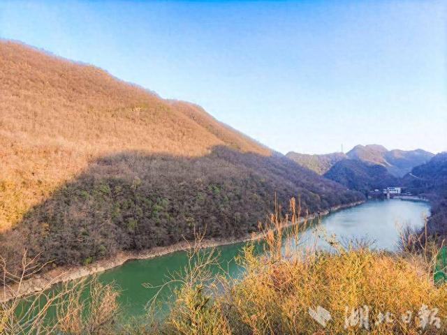 郧西县马安镇：山披金缕水含烟