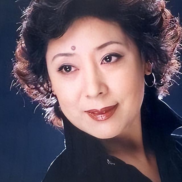 71岁知名歌唱家，与二婚丈夫无子无女，选择花500万住养老院