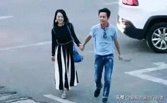 何炅和杨钰莹街头牵手 画面温馨 何炅年事已高 杨钰莹依然美丽动人
