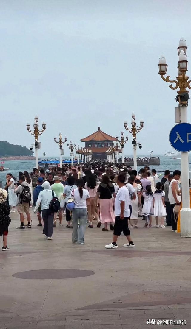 青岛栈桥 夏天来玩的人多