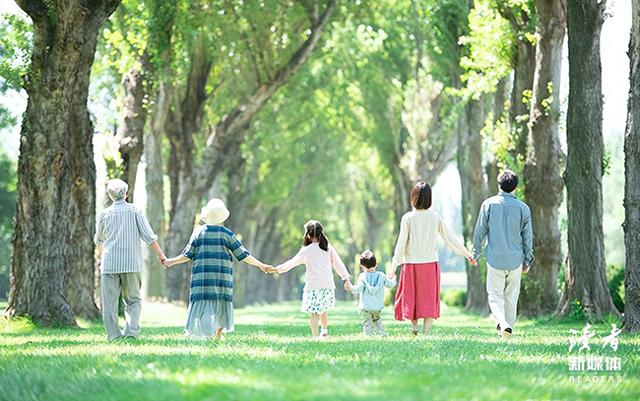 发现一个奇怪的现象：父母不在人世间， 舅舅姑姑表兄弟， 还有一些八竿子打不着的亲属， 基本就形同陌路……