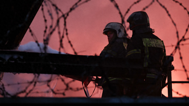 夜空火光冲天！乌无人机炸俄燃料罐+炼油厂，英制导弹精准突袭！