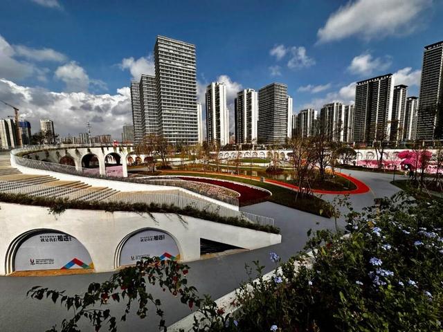 大片的粉色沙池，适合遛娃打卡！昆明又一座城市公园已开放→