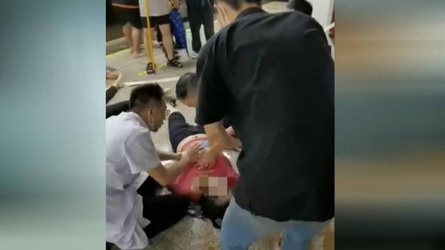 白衣使命攻略贴吧（跪地六小时救十余人于逸飞回应免试用期直接录用将扛起这身白衣的使命）