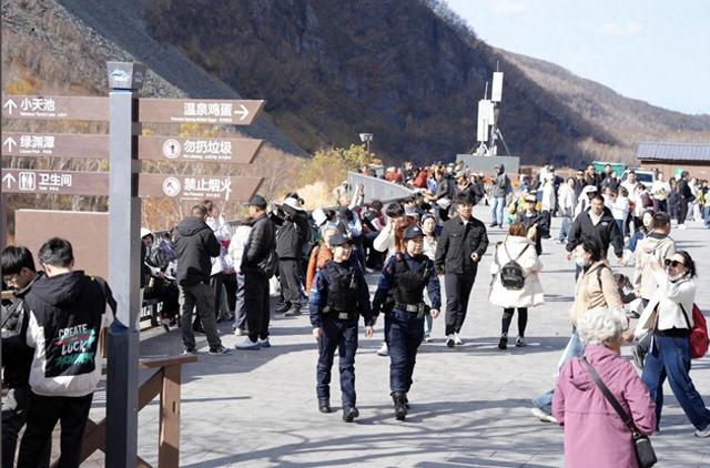 长白山不止景美！民警帮包扎、借充电，把 “游客小事” 当成 “大事办”