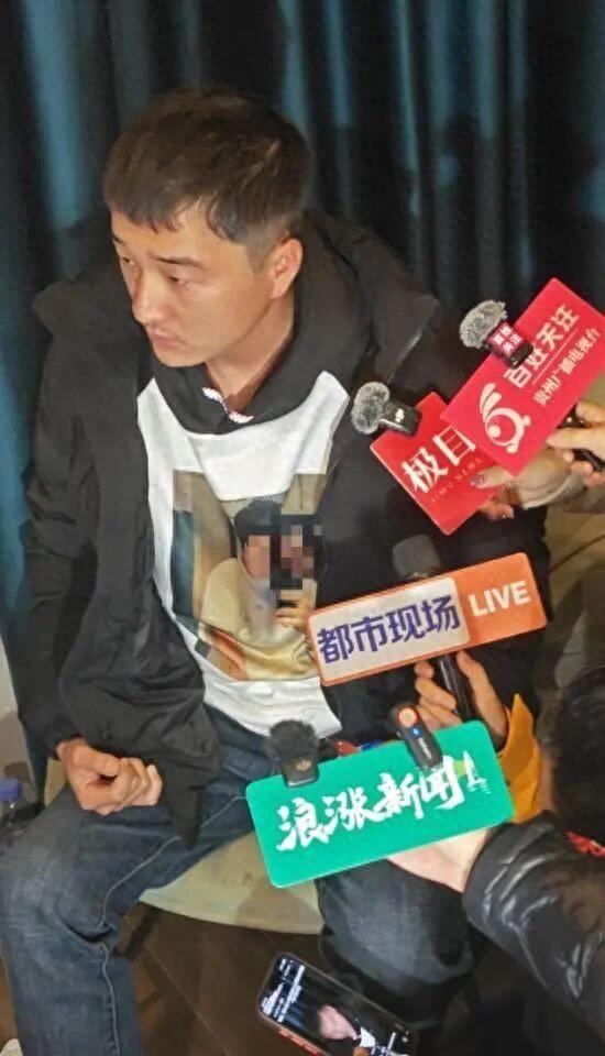 “妻儿三人被发小杀害案”今日开庭，丈夫随身携带妻儿照片参加庭审：如果今天宣判了，就赶回去给妻子过生日