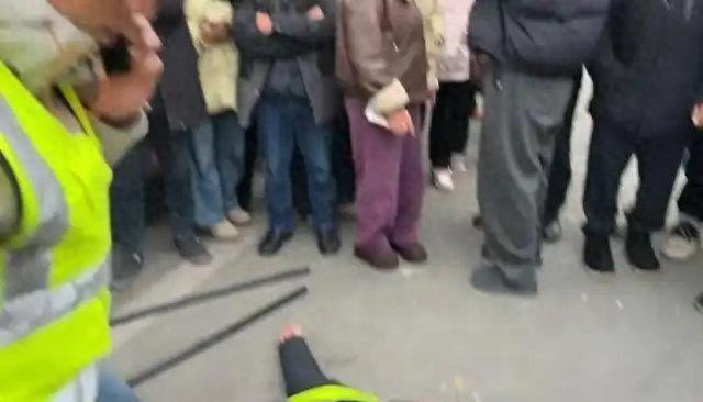 45岁家长放学护岗时晕倒送医后死亡，校方是否需要担责？律师解读