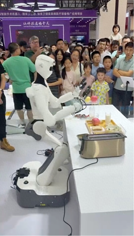 机器人，还当不了打工人