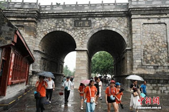 河南洛阳：龙门石窟暑期人气旺