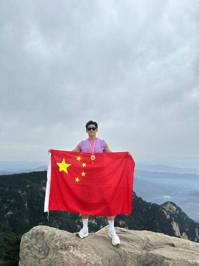 演员史元庭2小时18分登顶泰山：以后还会做泰山陪爬