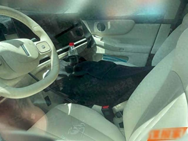 WEY新旗舰亮出大尺寸王牌，6座布局能否破局大型SUV内卷？