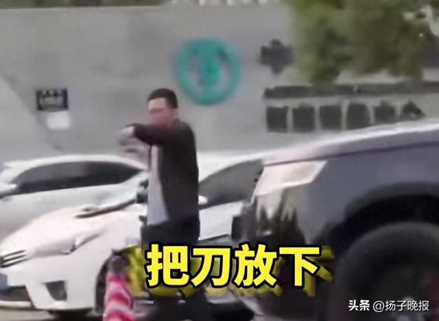男子持刀对抗民警，被路虎司机一脚油门撞翻，现场视频曝光；警方回应：被撞男子被救护车拉走，无生命危险