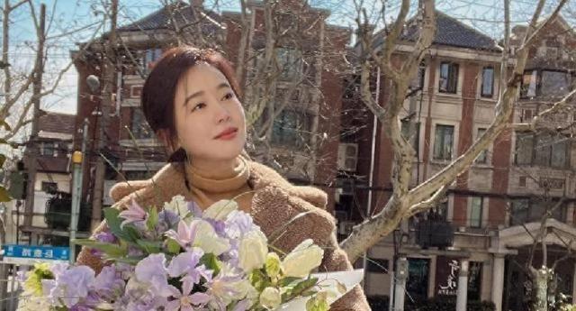 48岁左小青街头撸串太接地气，生图状态曝光，网友直呼不敢信